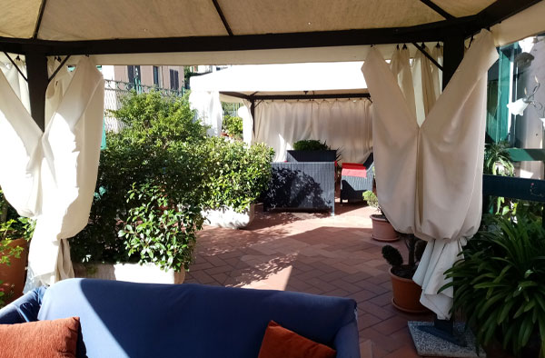 Mezza pensione a Garfagnana: gazebo in giardino
